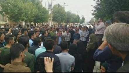 معترضان به فرمانداری و دفتر امام‌ جمعه  لردگان حمله کردند