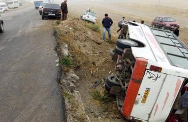 واژگونی مینی‌بوس تیم والیبال نوجوانان در محور قم