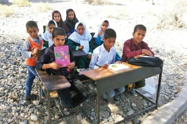 دانشآموزانی که به دلیل مسیر سخت و خطرناک مدرسه، ترک تحصیل کردهاند دانشآموزانی که به دلیل مسیر سخت و خطرناک مدرسه، ترک تحصیل کردهاند