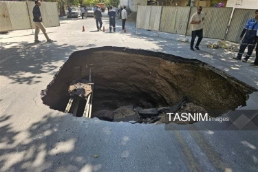 خیابان نشاط اصفهان فرو ریخت؛ حفره‌ای ۵ متری دهان باز کرد