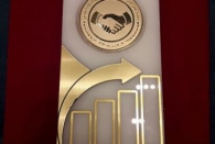 ​مدیر ارتباطات و امور بین الملل شهرداری رشت، نشان ارتباطی اقتصاد مقاومتی دریافت کرد